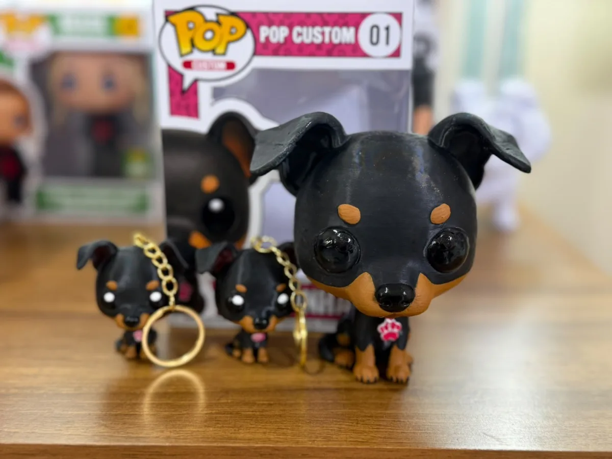 Peça personalizada pronta de um cachorro pinscher preto e caramelo