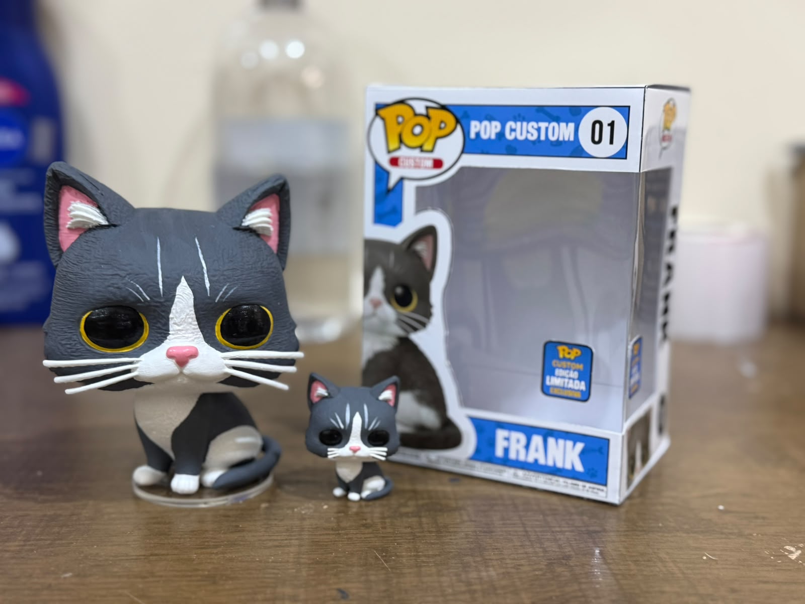 Miniatura GAEVA do pet Frank, peça pintada à mão ao lado da caixa colecionável