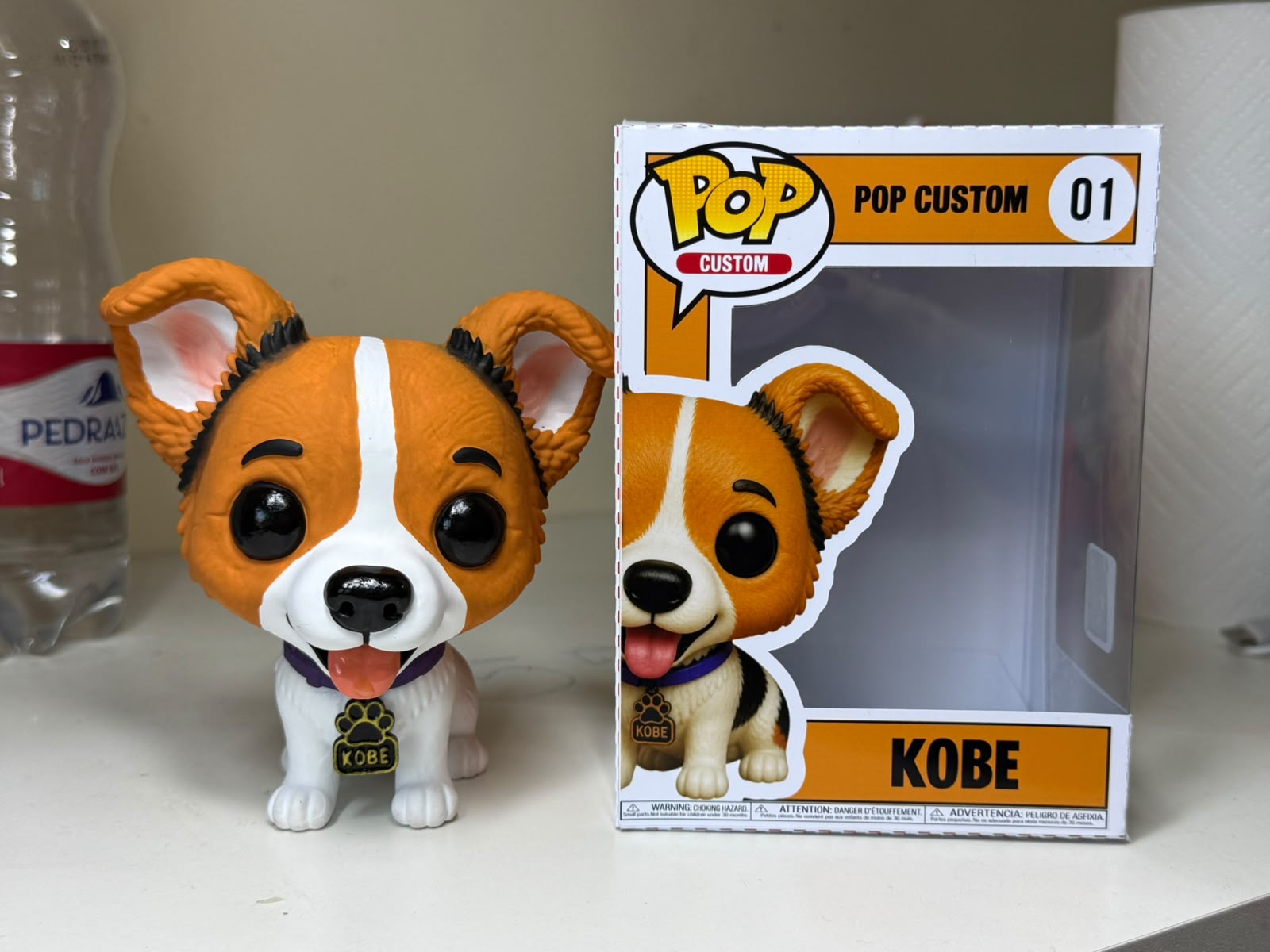 Miniatura GAEVA do pet Kobe, peça pintada à mão ao lado da caixa colecionável