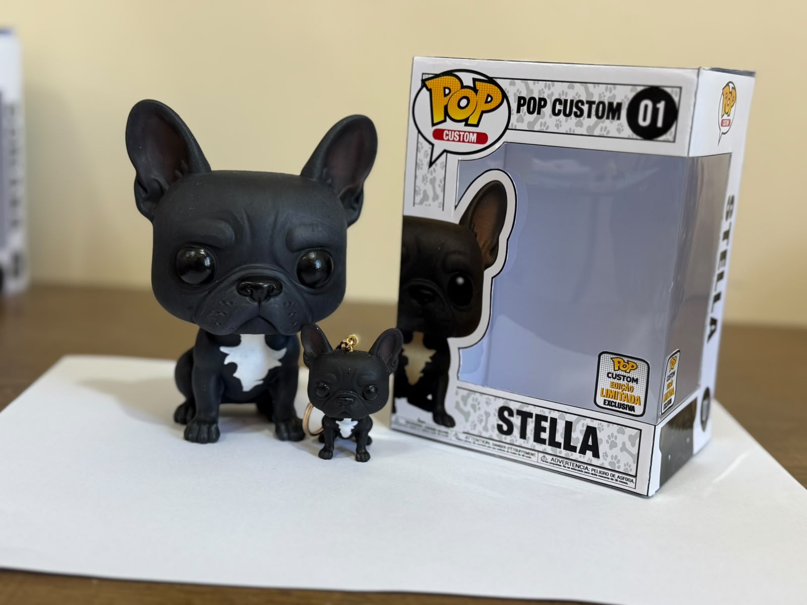 Miniatura GAEVA do pet Stella, peça pintada à mão ao lado da caixa colecionável